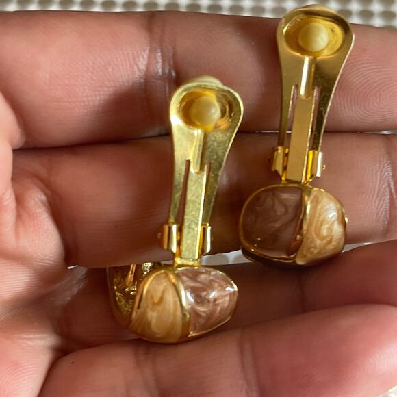 Vintage Gold Tone Beige Enamel Earrings Heavy Sturdy Clip On B#18 - Picture 4 of 10